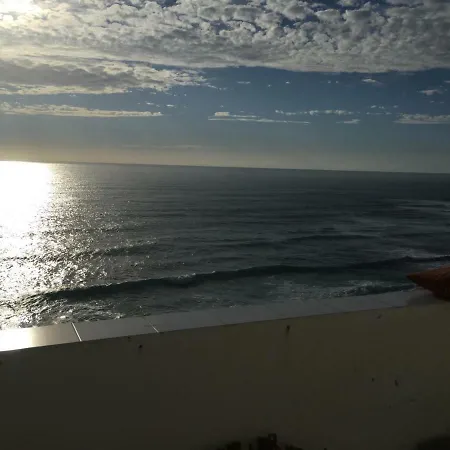 Dom wakacyjny Seafront House Above The M113