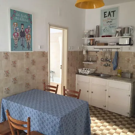 Ferienhaus Seafront House Above The M113